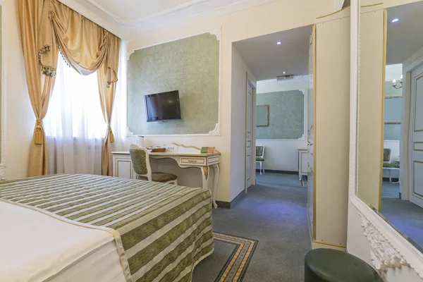 Interno di una camera da letto in stile classico in hotel di lusso — Foto Stock