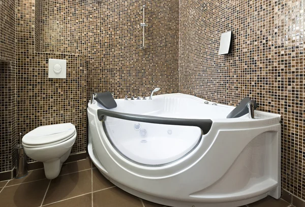 Interior do banheiro com banheira de massagem — Fotografia de Stock