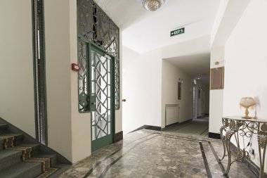 Bir koridor yolcu Asansör ve mermer merdiven ile iç
