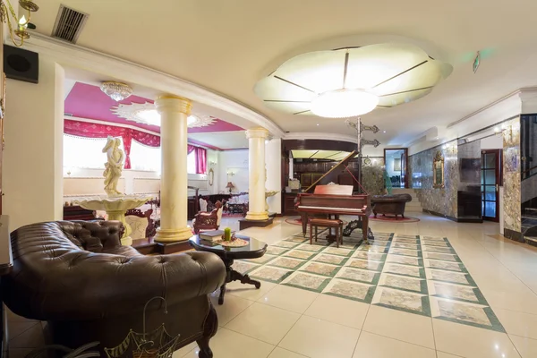 内部的豪华酒店大堂设有钢琴 — 图库照片