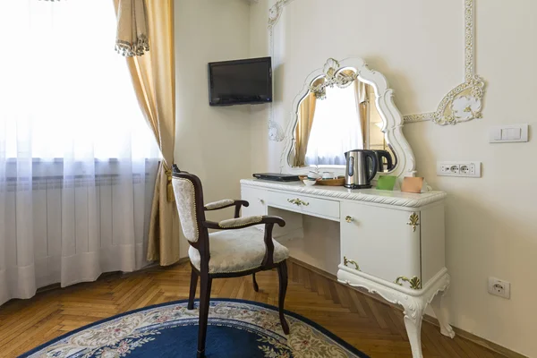 Interieur in klassieke stijl hotel kamer — Stockfoto