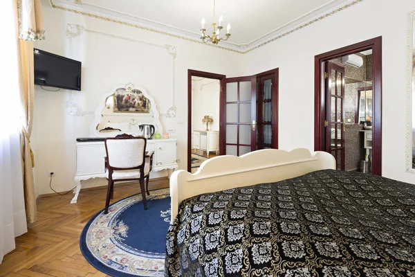 Interiér luxusní manželská postel hotelového pokoje — Stock fotografie