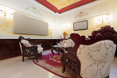 Bir otel lobisinin içinde.