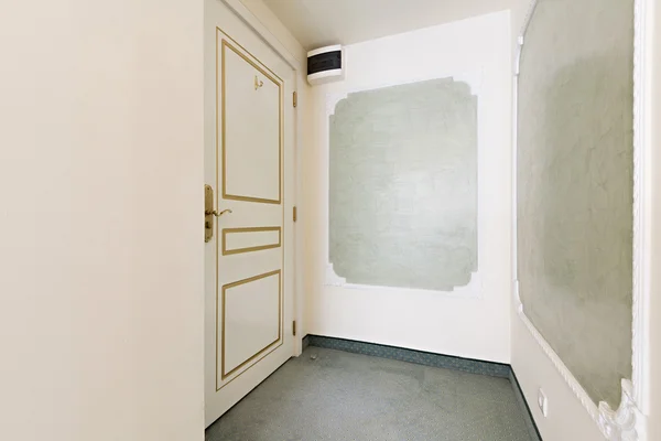 Διάδρομος με ντουλάπα στο δωμάτιο του ξενοδοχείου — Φωτογραφία Αρχείου