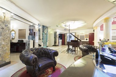 Bir lüks otel lobisinde piyano ile iç