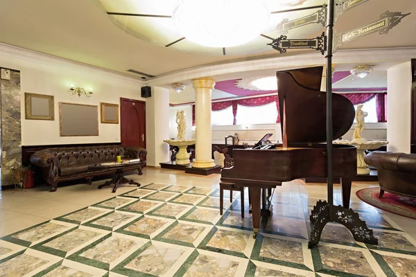 Intérieur d'un hall d'hôtel de luxe avec piano — Photo