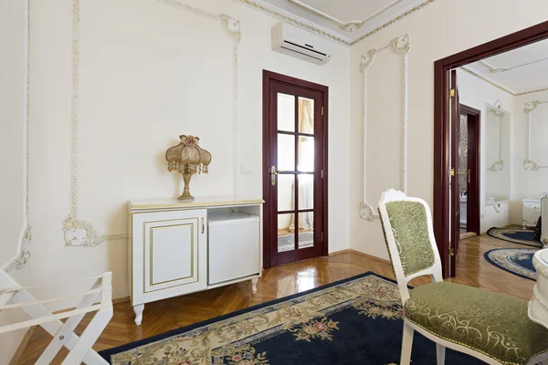 Интерьер гостиной в классическом стиле виллы — стоковое фото