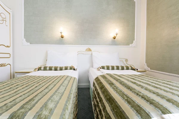 Interieur van de hotelkamer van luxe dubbel bed — Stockfoto