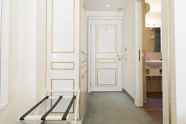 Interieur van een witte hotel gang met kast — Stockfoto