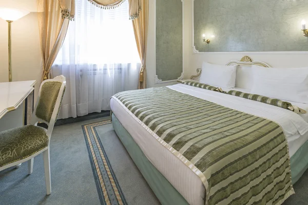 Interno di una camera da letto in stile classico in hotel di lusso — Foto Stock