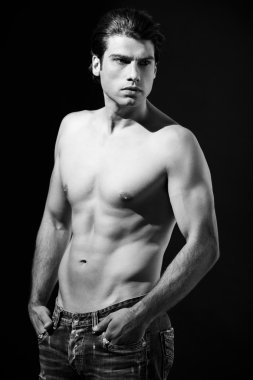 Gömleksiz kaslı erkek kot pantolon siyah beyaz