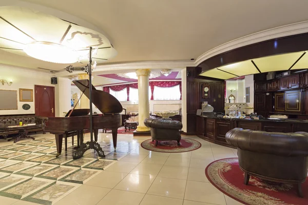 Interiören i en luxury hotellobby med piano — Stockfoto