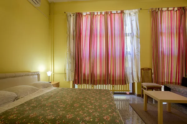Interiorul unui dormitor de apartament — Fotografie, imagine de stoc