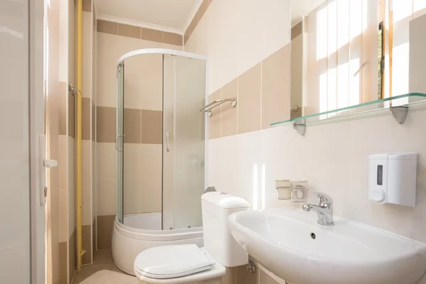 Intérieur d'une salle de bain moderne — Photo