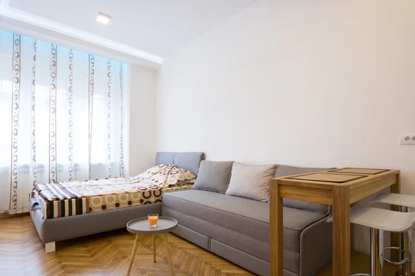 Schlafzimmer in einer modernen Wohnung — Stockfoto