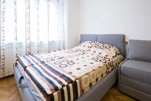 Schlafzimmer in einer modernen Wohnung — Stockfoto