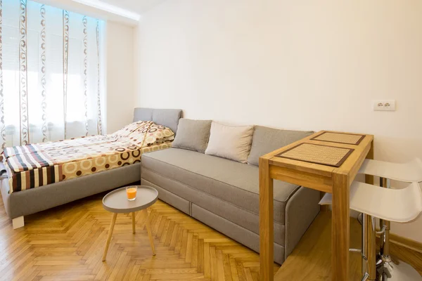 近代的なアパートの寝室 — ストック写真