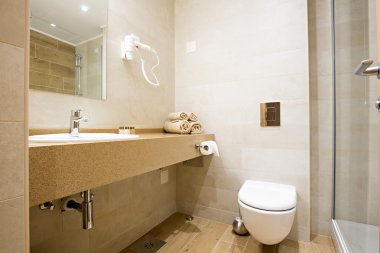 Modern bir tuvaletin içinde.