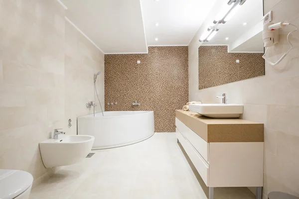 Bagno dell'hotel con vasca idromassaggio — Foto Stock