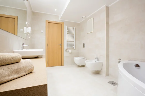 Baño del hotel con bañera de hidromasaje —  Fotos de Stock