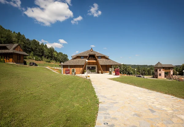 Bellissimo hotel di montagna esterno — Foto Stock