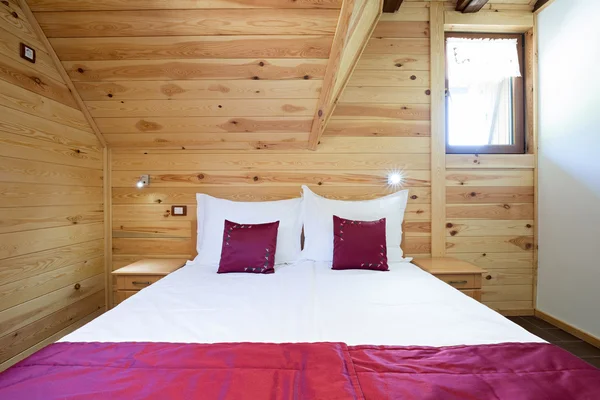 Dormitorio en casa de madera de estilo moderno — Foto de Stock