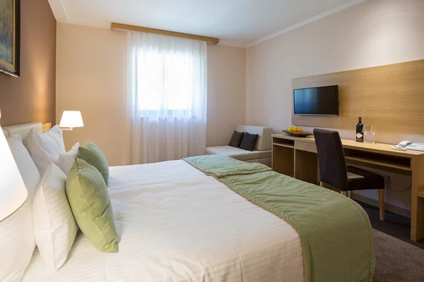 Moderno bellissimo letto matrimoniale camera da letto dell'hotel interno — Foto Stock