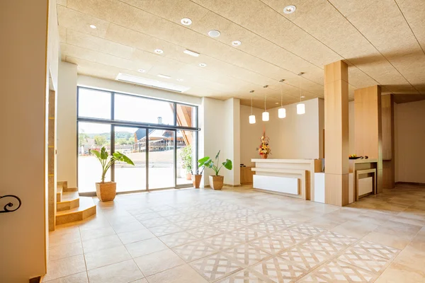 Bright hotel lobby and reception desk — Stock Photo, Image