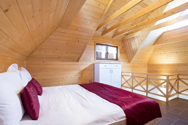 Sovrum i modern stil timmerhus — Stockfoto