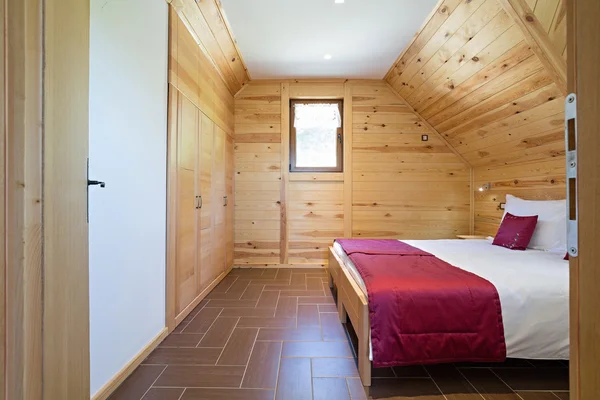 Chambre dans un style moderne maison en bois rond — Photo