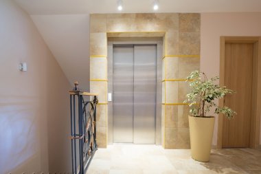 Asansör kapı ile lobi iç
