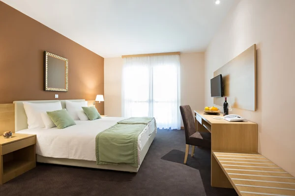 Moderno bellissimo letto matrimoniale camera da letto dell'hotel interno — Foto Stock