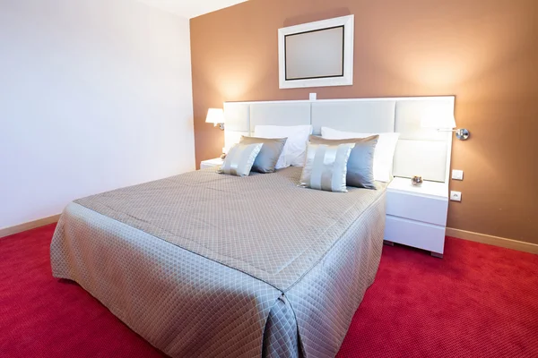 Interiér ložnice moderní krásná manželská postel hotel — Stock fotografie
