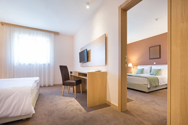 Moderni kaunis hotellin makuuhuoneen sisustus — kuvapankkivalokuva