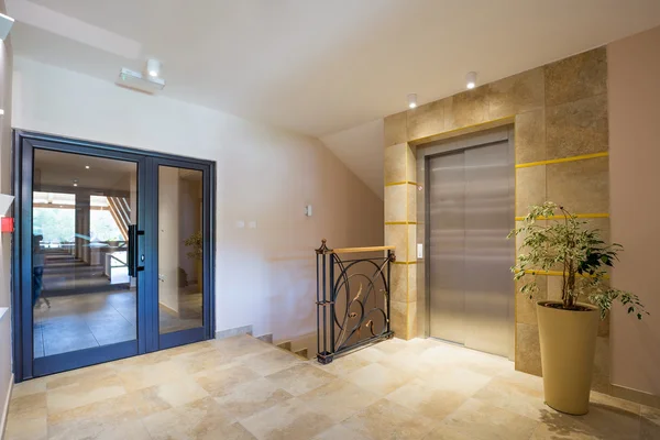 Lobbyn interiör med hiss dörren — Stockfoto