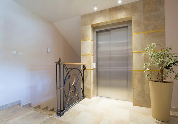 Интерьер лобби с дверью лифта — стоковое фото