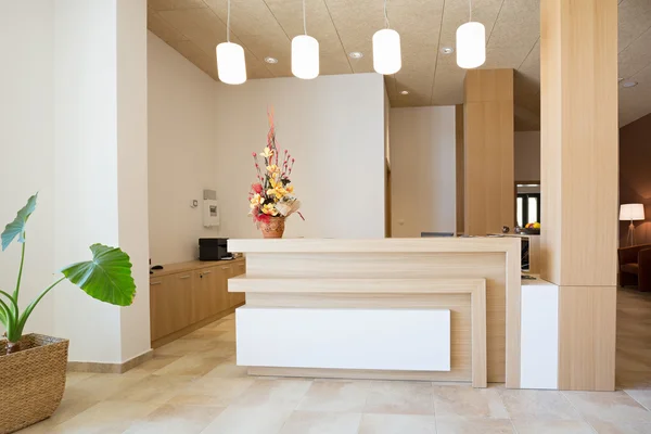 Reception area with wooden reception table — Stock Photo, Image