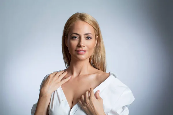 Retrato Uma Bela Mulher Meia Idade — Fotografia de Stock