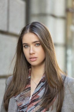 Güzel moda genç bir kadının portresi.