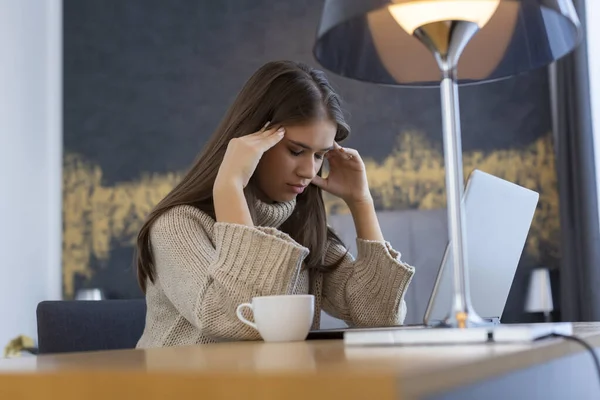 Kvinnan Har Huvudvärk Håller Händerna Tinningarna Med Slutna Ögon — Stockfoto