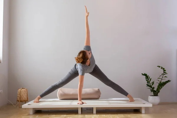 Evinde Yoga Yapan Güzel Bir Kadın — Stok fotoğraf