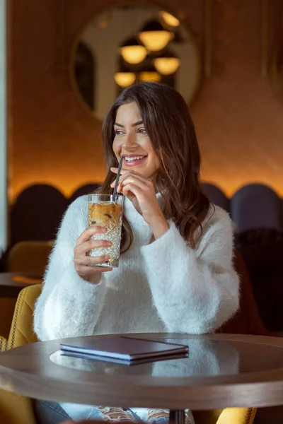 レストランで一人でコーヒーを飲む豪華な若い女性 — ストック写真
