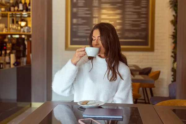 レストランで一人でコーヒーを飲む豪華な若い女性 — ストック写真