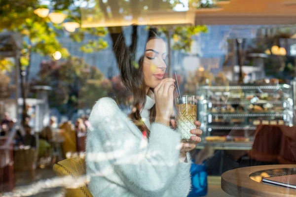 Jeune Femme Assise Dans Café Buvant Café Par Vitrine — Photo