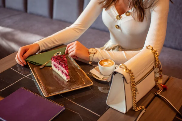 아름다운 여성이 식당에서 케이크를 있습니다 — 스톡 사진