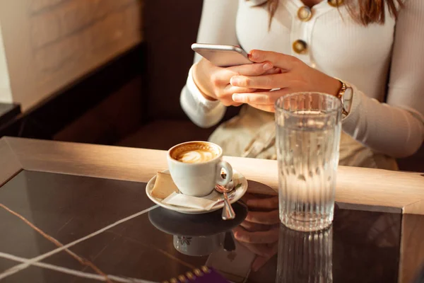 Woman Texting Smartphone Cafe Bar — Stock Photo, Image