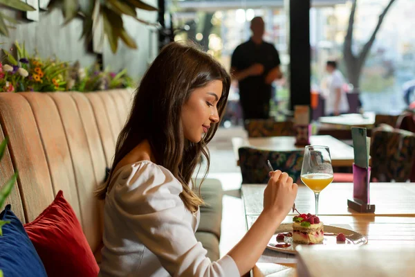 Όμορφη Νεαρή Γυναίκα Τρώει Κέικ Φρούτων Μόνη Της Στο Εστιατόριο — Φωτογραφία Αρχείου