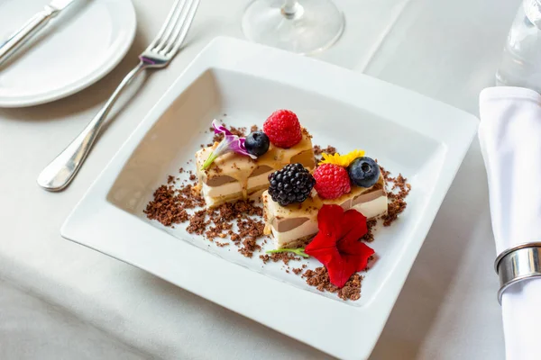 Delicioso Pastel Con Frutas Servido Plato Blanco Restaurante —  Fotos de Stock