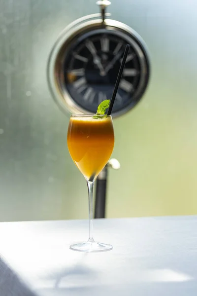 Apelsinjuice Ett Glas Med Myntablad — Stockfoto