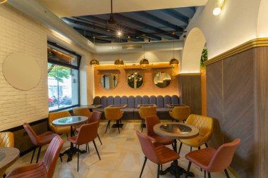 Bir kafe restoranının içinde.